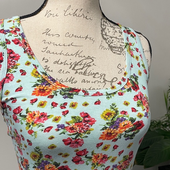 Fitted 🌸Flower Cami - Picture 3 of 8